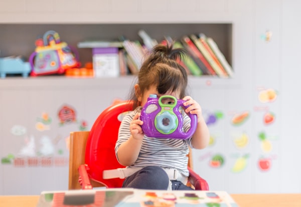 幼少期の古い写真と笑顔の家族の記録